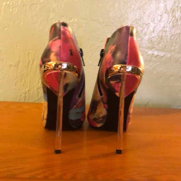 Shoes - Picture 2 of 4